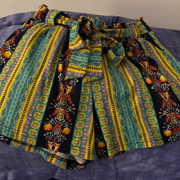 IT’S SHORTS SIZE S, WITH SLIDE POCKETS - Picture 1 of 5